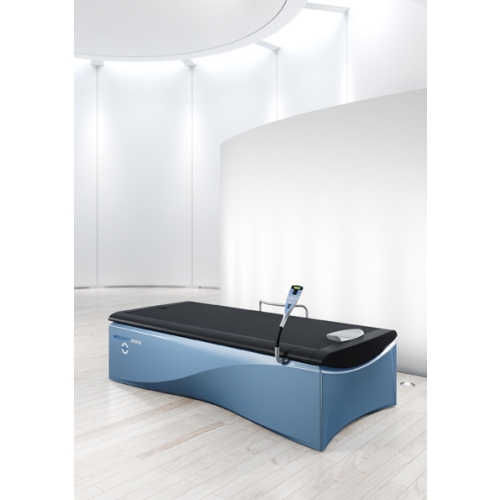 Łóżko do suchego masażu wodnego Wellsystem Medical w nowoczesnym gabinecie terapeutycznym.