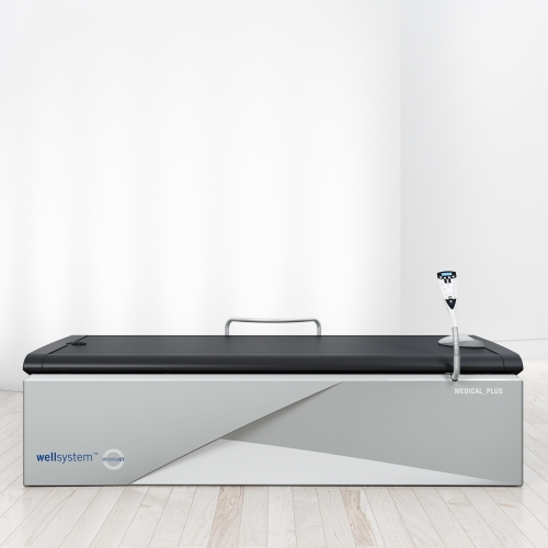 Łóżko Wellsystem Medical Plus widok z przodu w nowoczesnym gabinecie terapeutycznym.