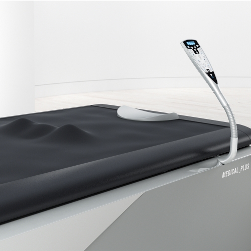 Powierzchnia robocza łóżka Wellsystem Medical Plus z poduszką i pilotem zbliżeniowym.