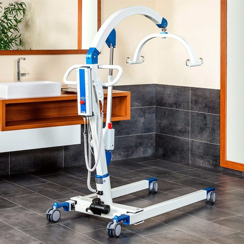 Podnośnik transportowo kąpielowy Carlo Alu Classic EP 230 w łazience z szarymi płytkami i drewnianymi akcentami.