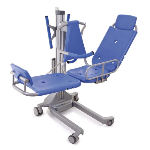 Podnośnik transportowo kąpielowy Senta Pur L z niebieskim siedziskiem i oparciem, ustawiony w pozycji uchylonej.