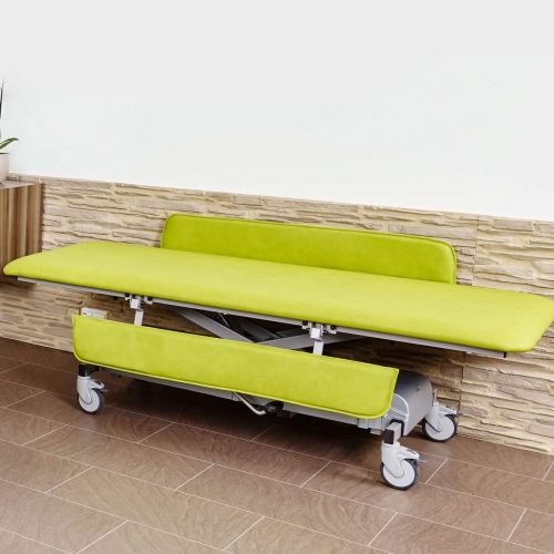 Stół pielęgnacyjny MONA z elektryczną regulacją wysokości i zielonym materacem.