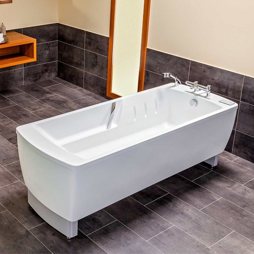 Wanna do hydroterapii Avero Comfort w nowoczesnej łazience – widok ogólny na konstrukcję i armaturę.