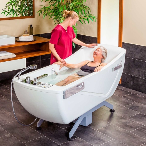 Wanna do hydroterapii Avero Motion z podnośnikiem, podczas kąpieli pacjenta pod opieką personelu.