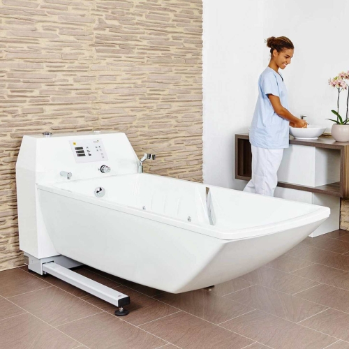 Wanna do hydroterapii Avero Premium Plus z panelem sterowania i personelem w gabinecie kąpielowym.