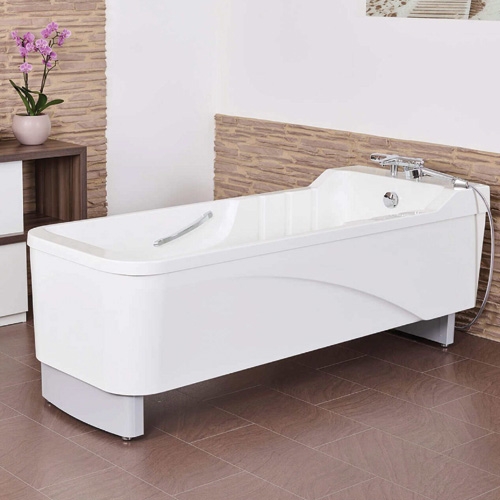 Wanna do hydroterapii Avero Viva w nowoczesnym gabinecie kąpielowym z armaturą i uchwytem bocznym.