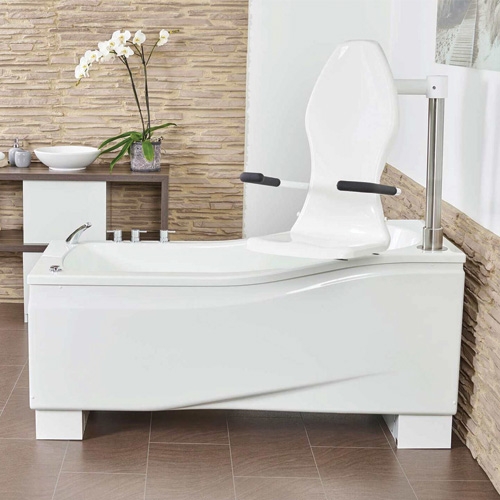 Wanna do hydroterapii Compact Plus z fotelem obrotowym do kąpieli, ustawiona w nowoczesnej łazience.