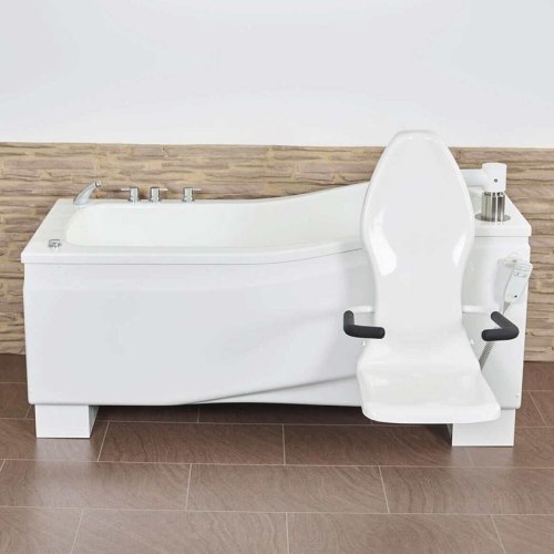 Wanna rehabilitacyjna Compact Plus z wysuniętym fotelem obrotowym i podłokietnikami ułatwiającymi transfer.